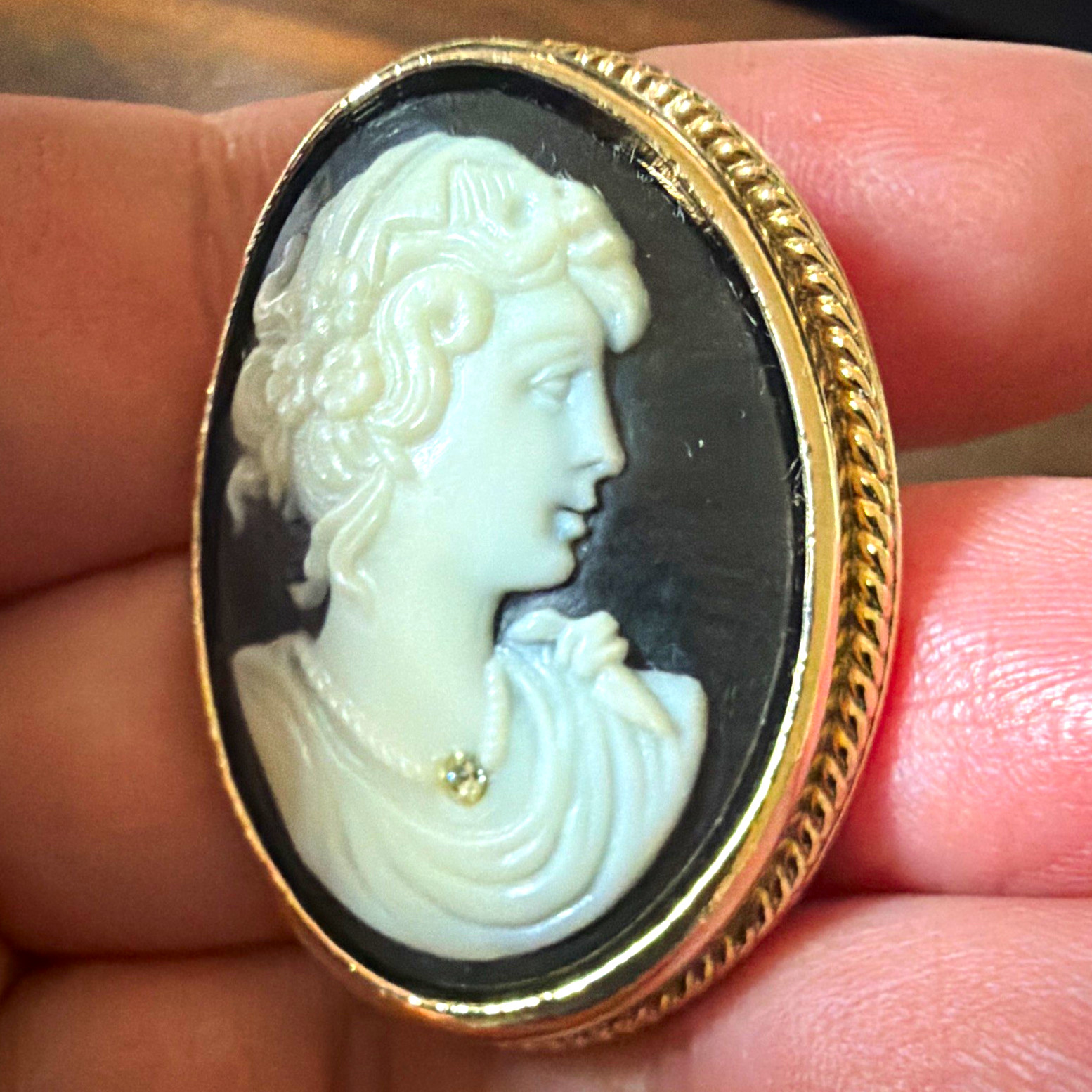 Avon Signed Gold Tone Oval Cameo Brooch Pin Black & White Metal