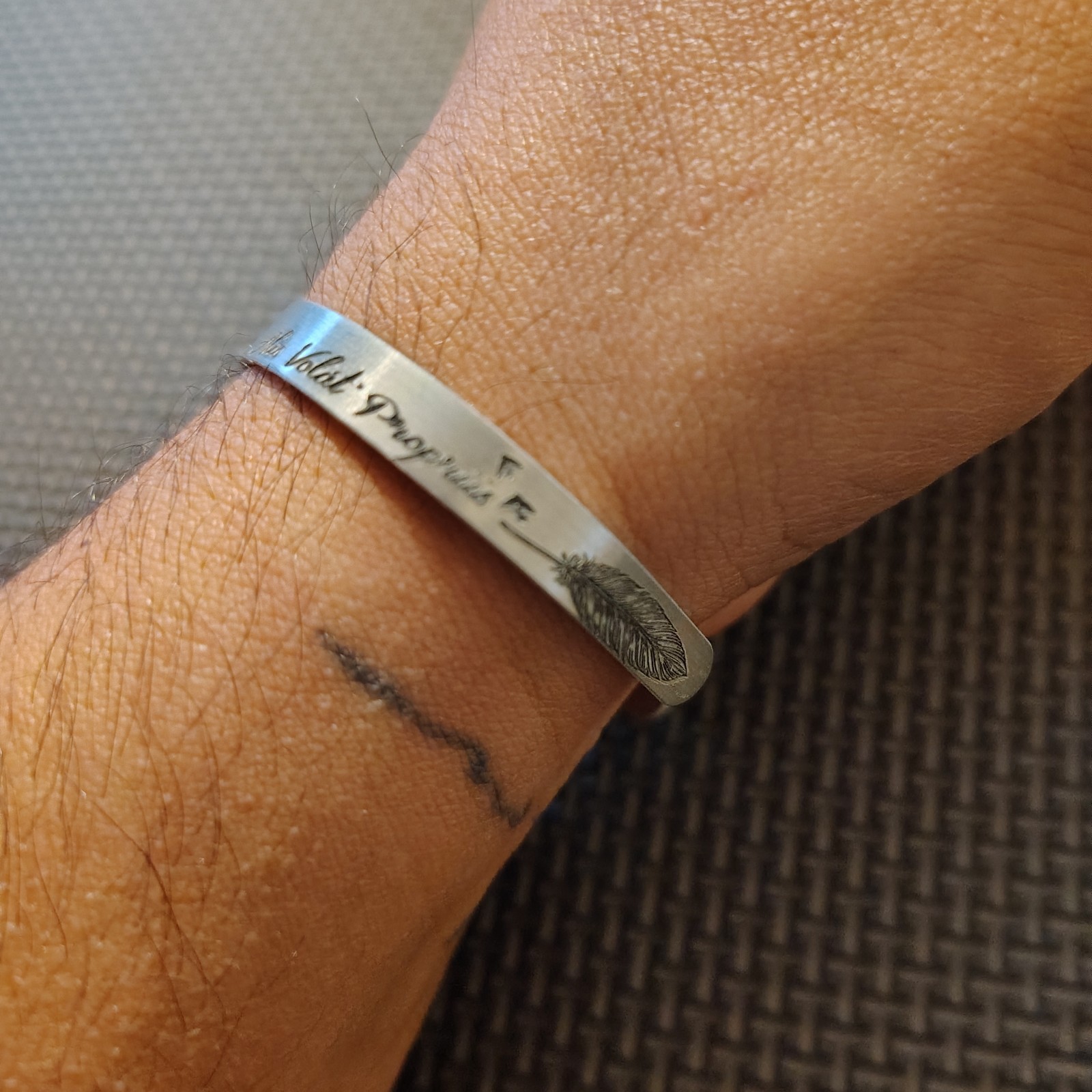 HANDMADE CUSTOM Aluminum Alis Volat Propriis Engraved Cuff Bangle Bracelet 6mm