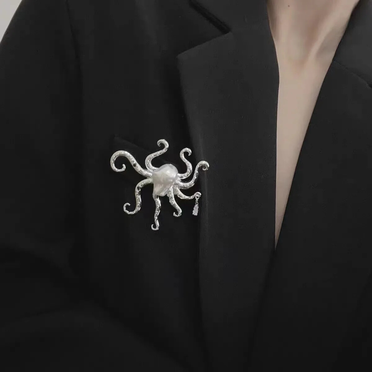 Women Pearl Metal Octopus Brooches Pins Simple Fashion Animal Badges Corsage