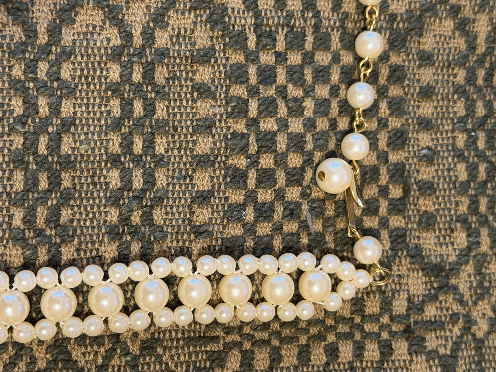 Lot of 2 Necklaces: White Round Pearl Beaded & Silver-Tone Leaf Bar Link