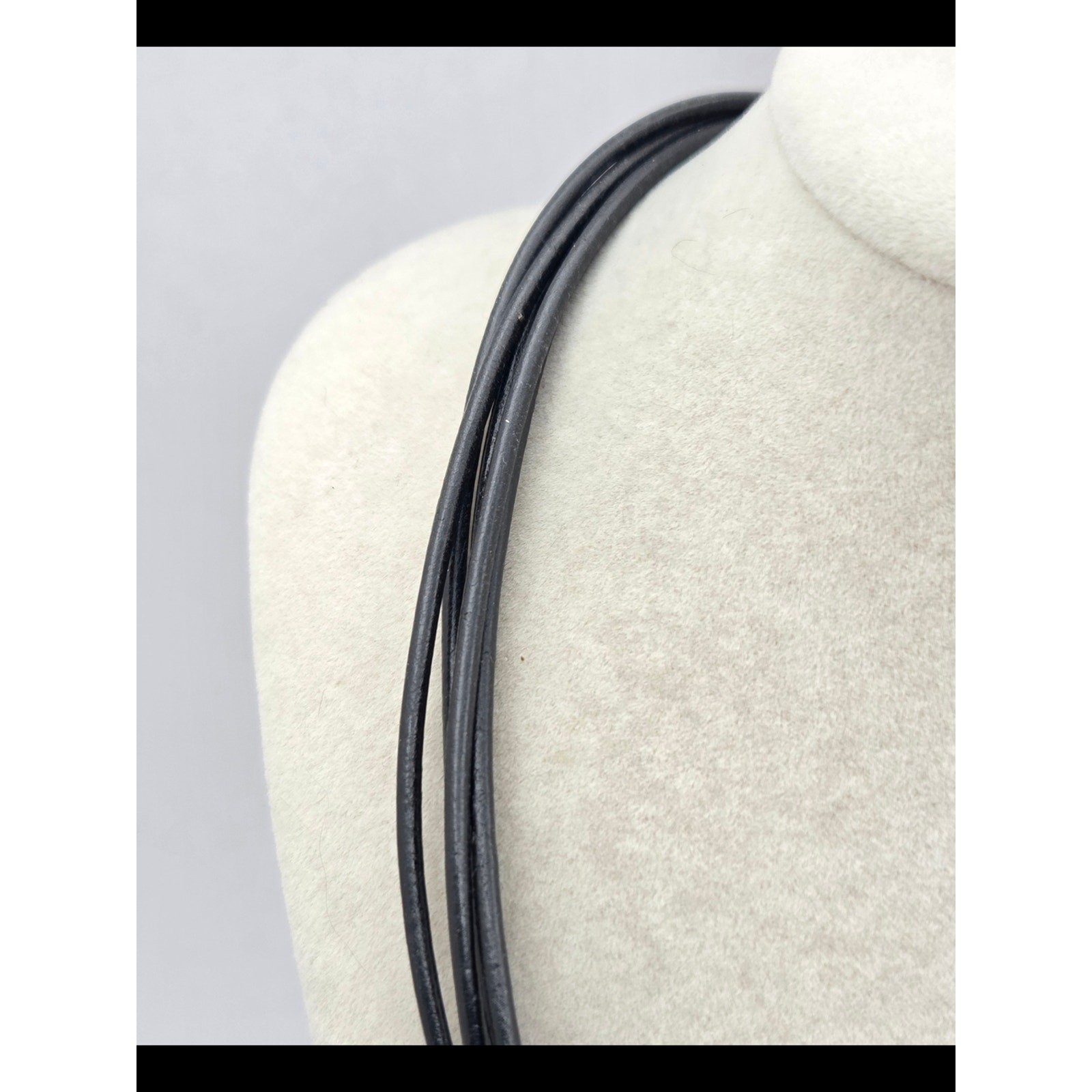 Chico’s Mid-Century Modern Style Resin & Brass Pendant Necklace Multi-Strand Cor