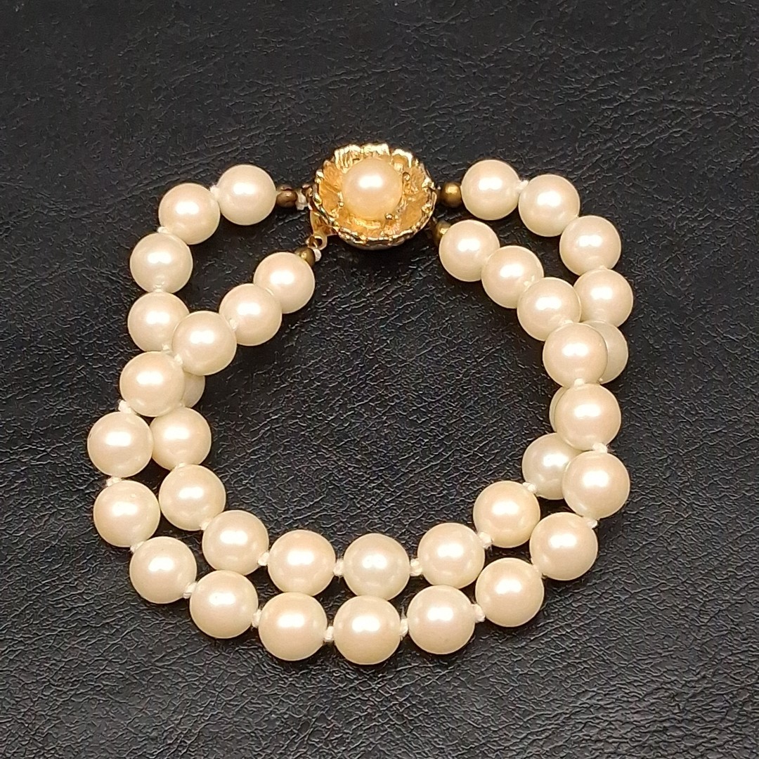 Vintage Double Strand Faux Pearl Bracelet Whit Flower Box Clasp. 17.909