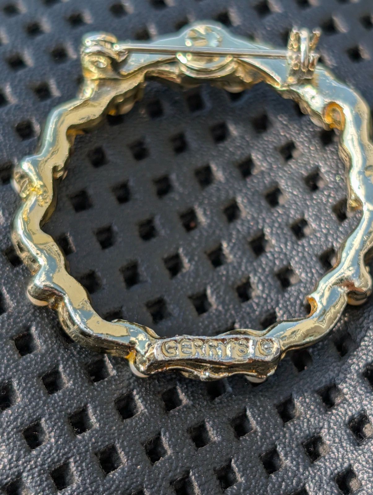 Vintage GERRY’S Wreath Brooch Pin Gold Tone Faux Pearl / Gold Tone Crown Brooch