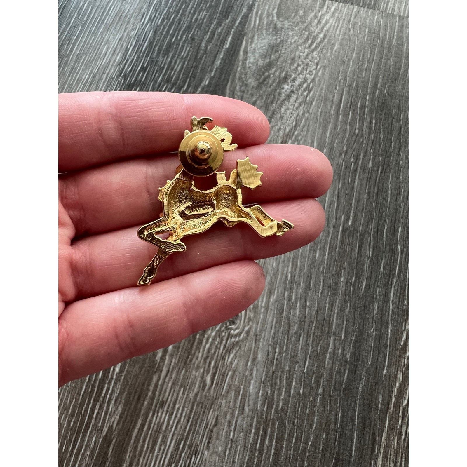 Avon Reindeer Pin Women OS Gold Vintage Christmas Holly Enamel Brooch