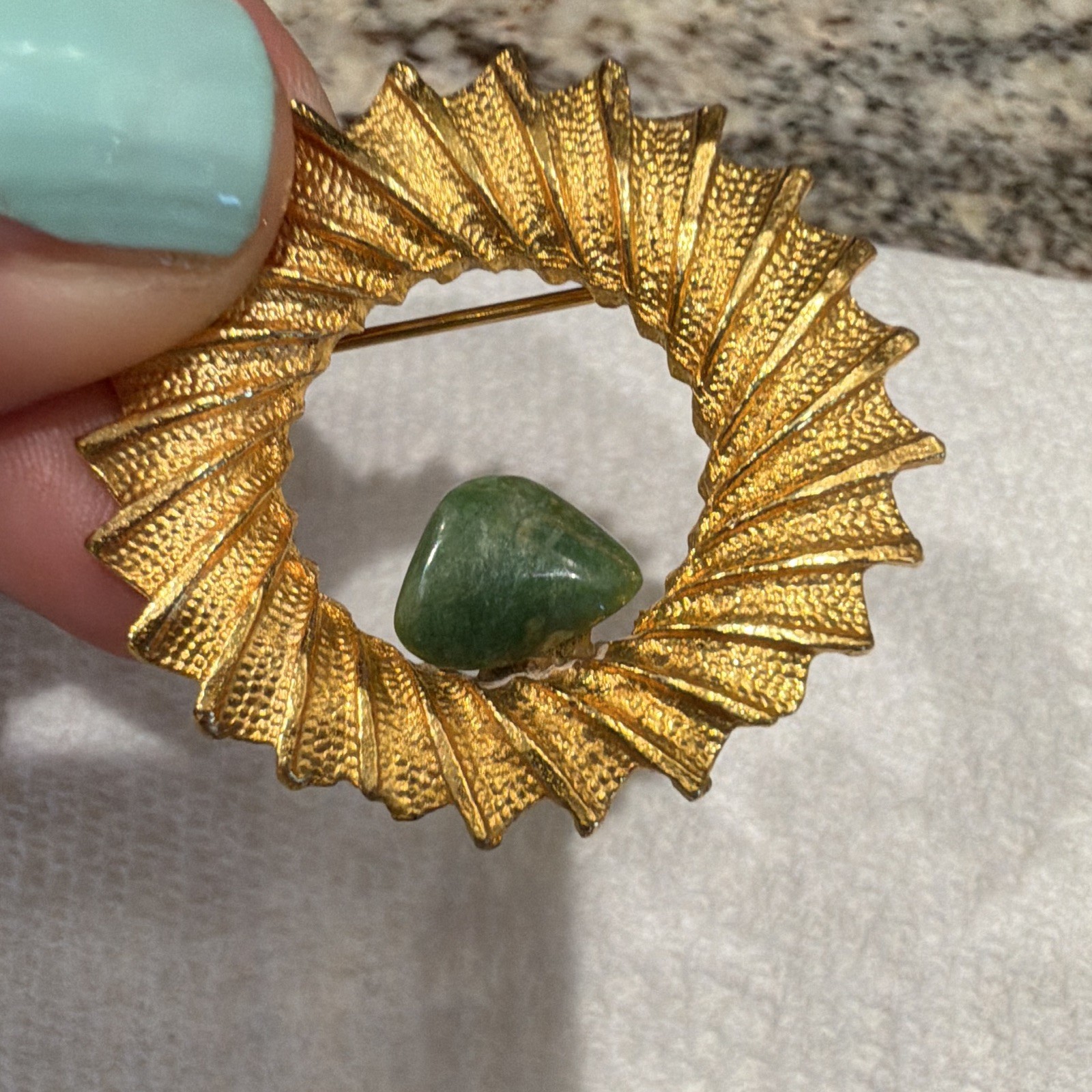 Vintage Gold Tone Textured Round Wreath Brooch Pin w/ Green Cabochon Stone