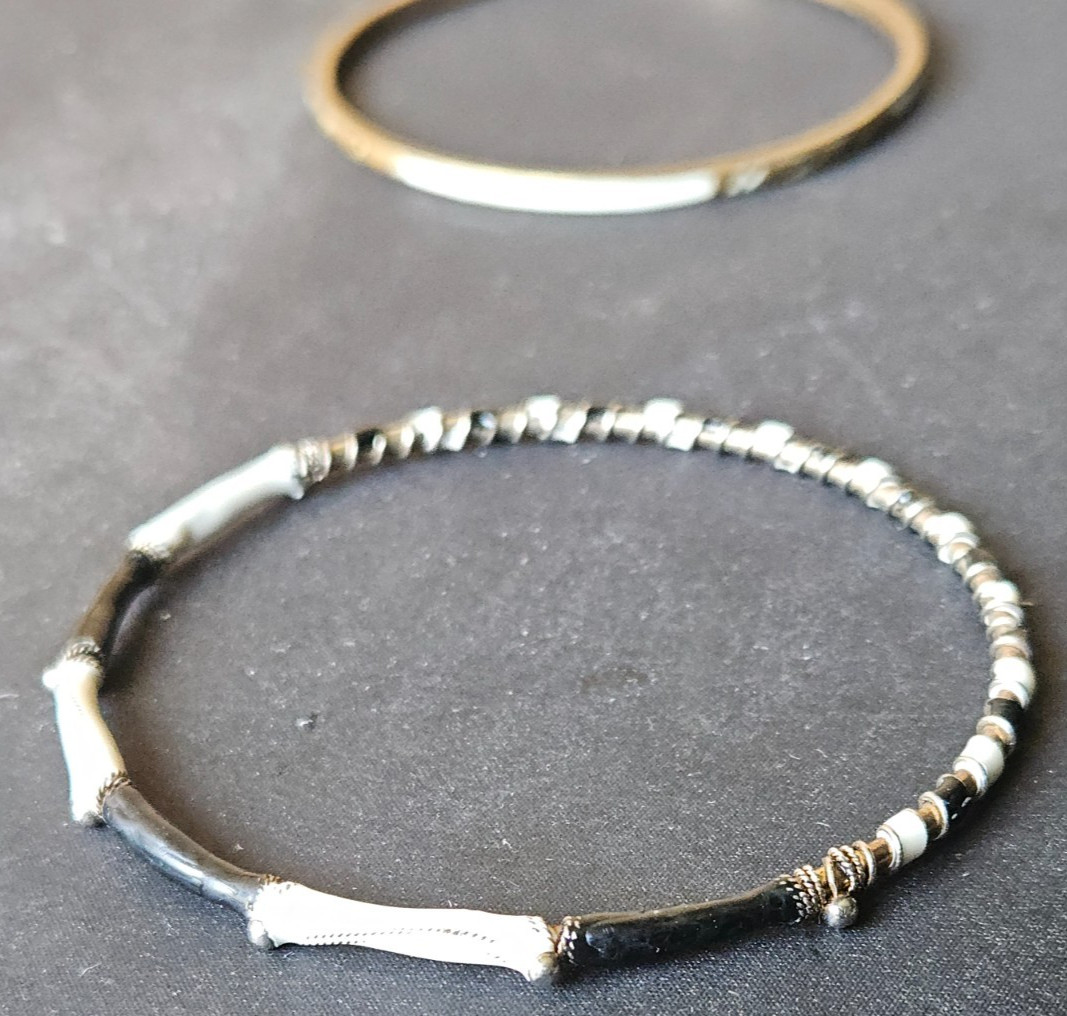 BRACELET / BANGLE LOT. MIXED MATERIALS. MODERN / VINTAGE