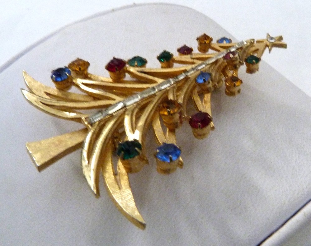2 5/8″ RARE VINTAGE BROOKS BAGUETTE ROUND RED GREEN BLUE GOLD CHRISTMAS TREE PIN
