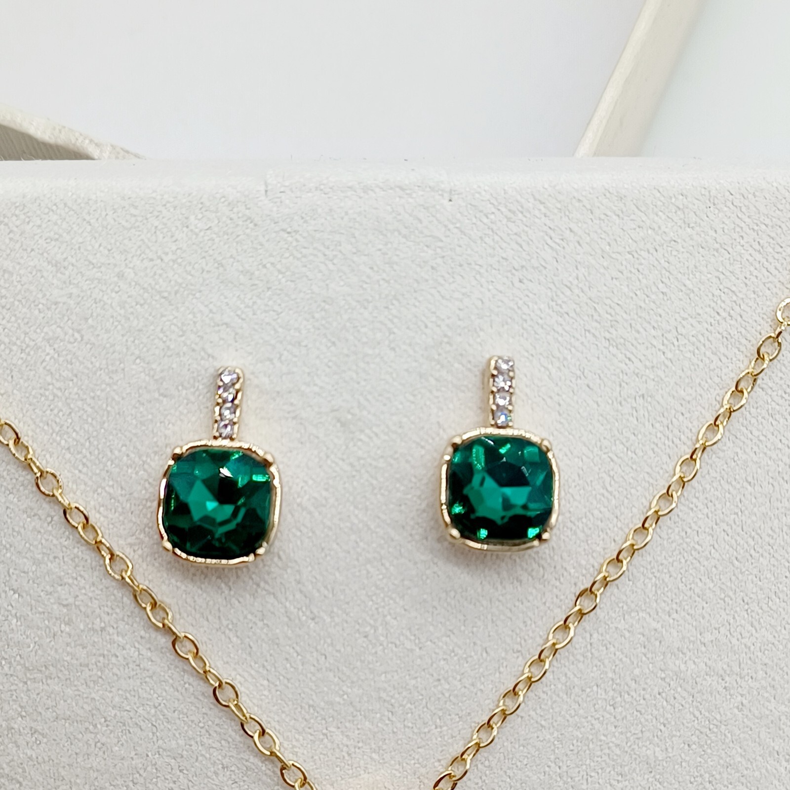 Tahari Emerald Green Stone Goldtone Necklace & Stud Pierced Earrings Set