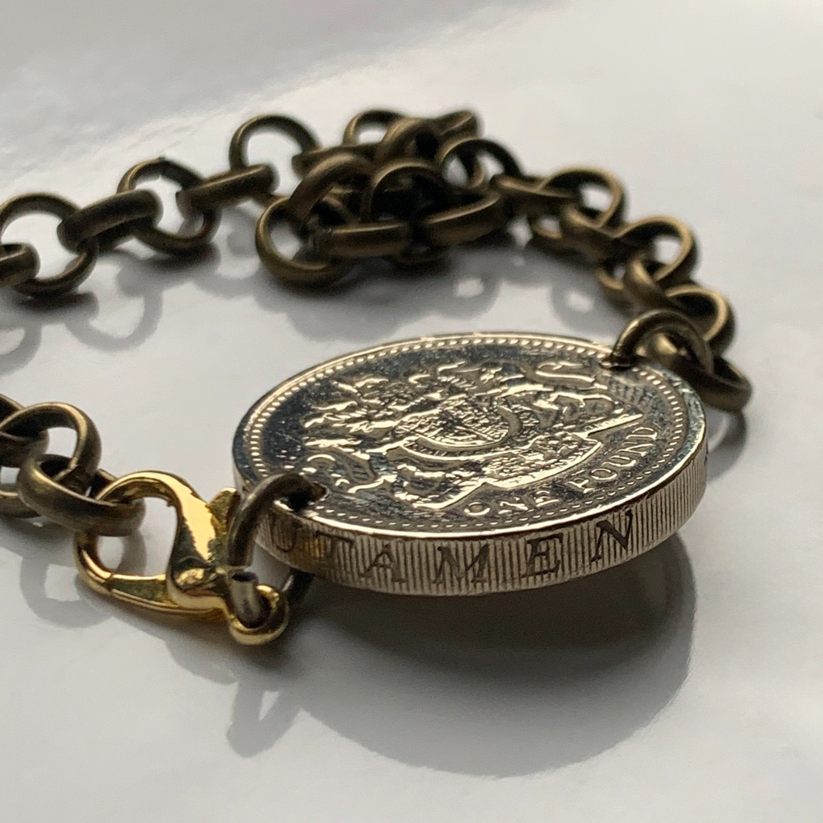 1983 UK 1 Pound coin bracelet British arms English lion Scottish unicorn b000193