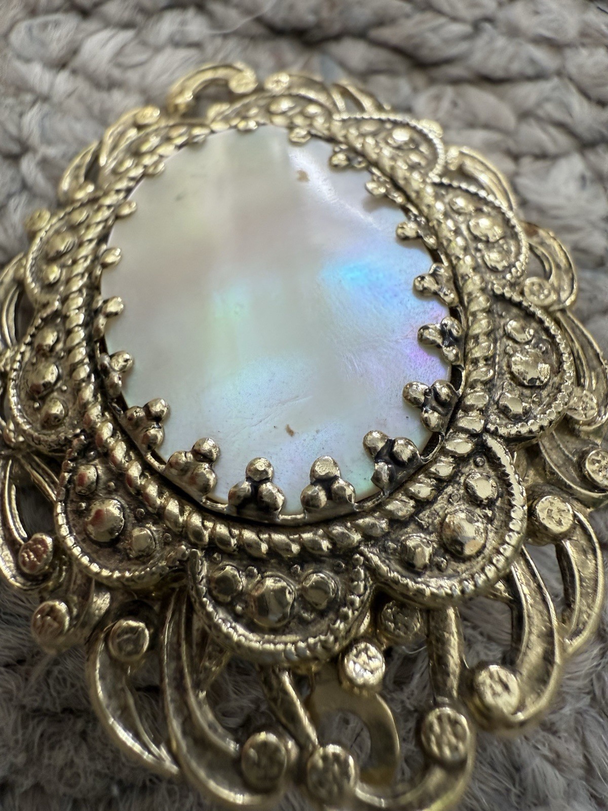 Mother Of Pearl Broch (costume Jewelry)