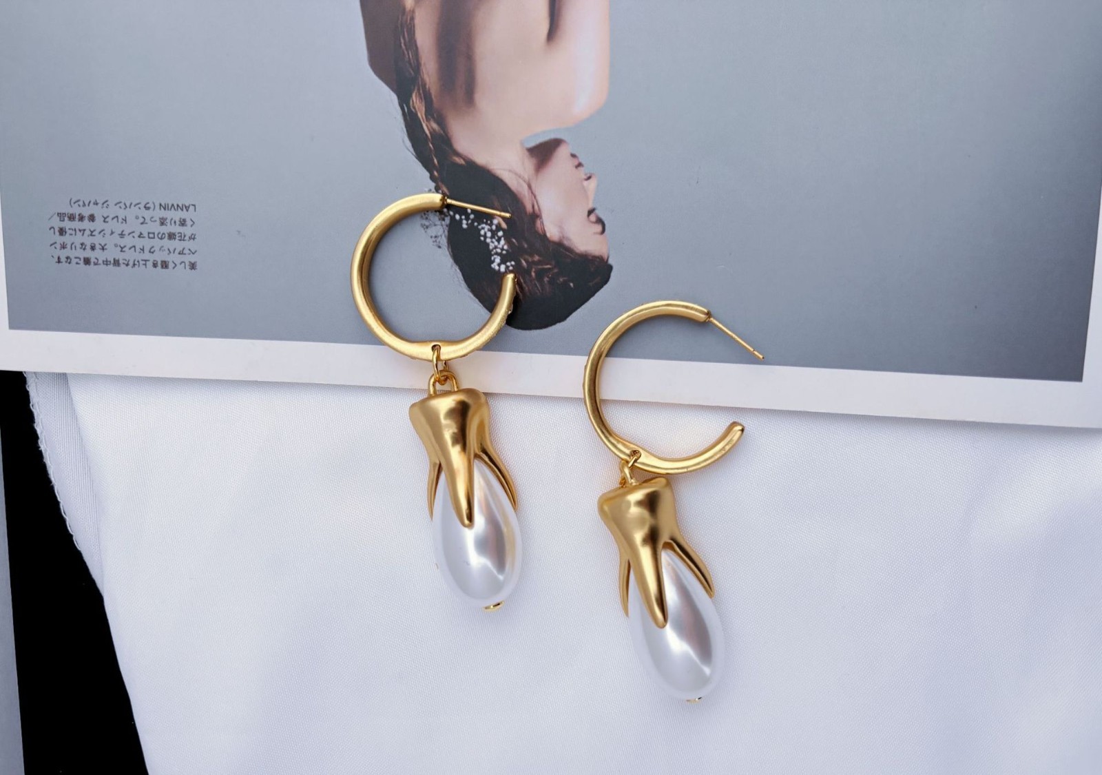 NEW AUTHENTIC High Quality Schiaparelli Baroque Pearl Rhinestone Gold Earrings