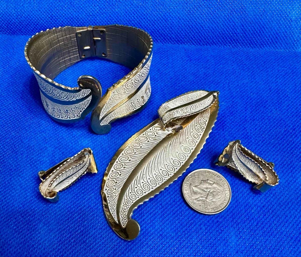 Vntg 3 Piece Gold Tone & Enamel Hinged Bracelet, Brooch & Clip On Earrings Set