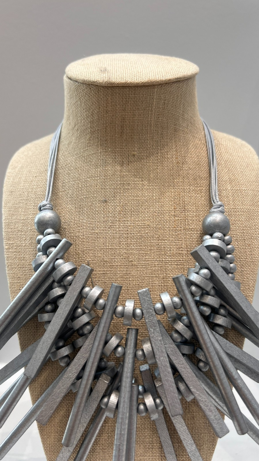 Le streghe statment wood geometric necklace for women in silver/gray ,