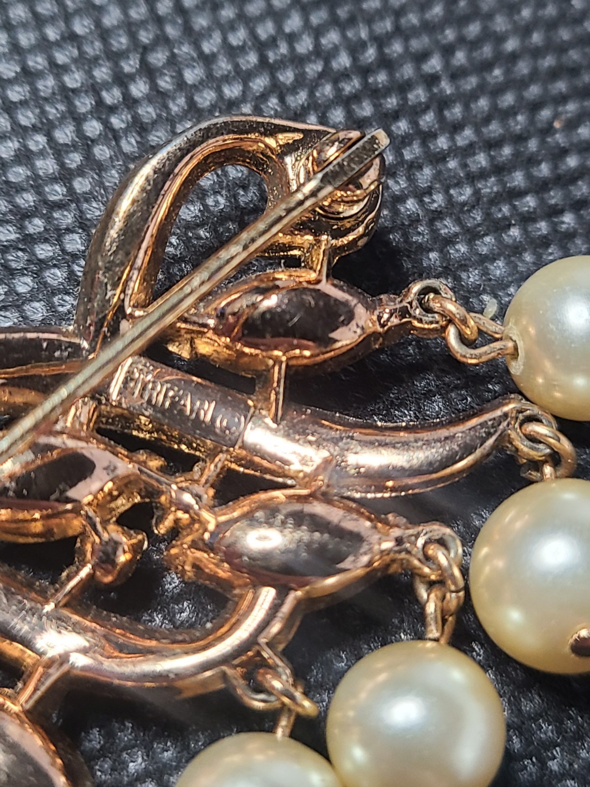 Vintage Signed Trifari Rhinestone Pearl Gold Tone Brooch And Clip Earrin G2U
