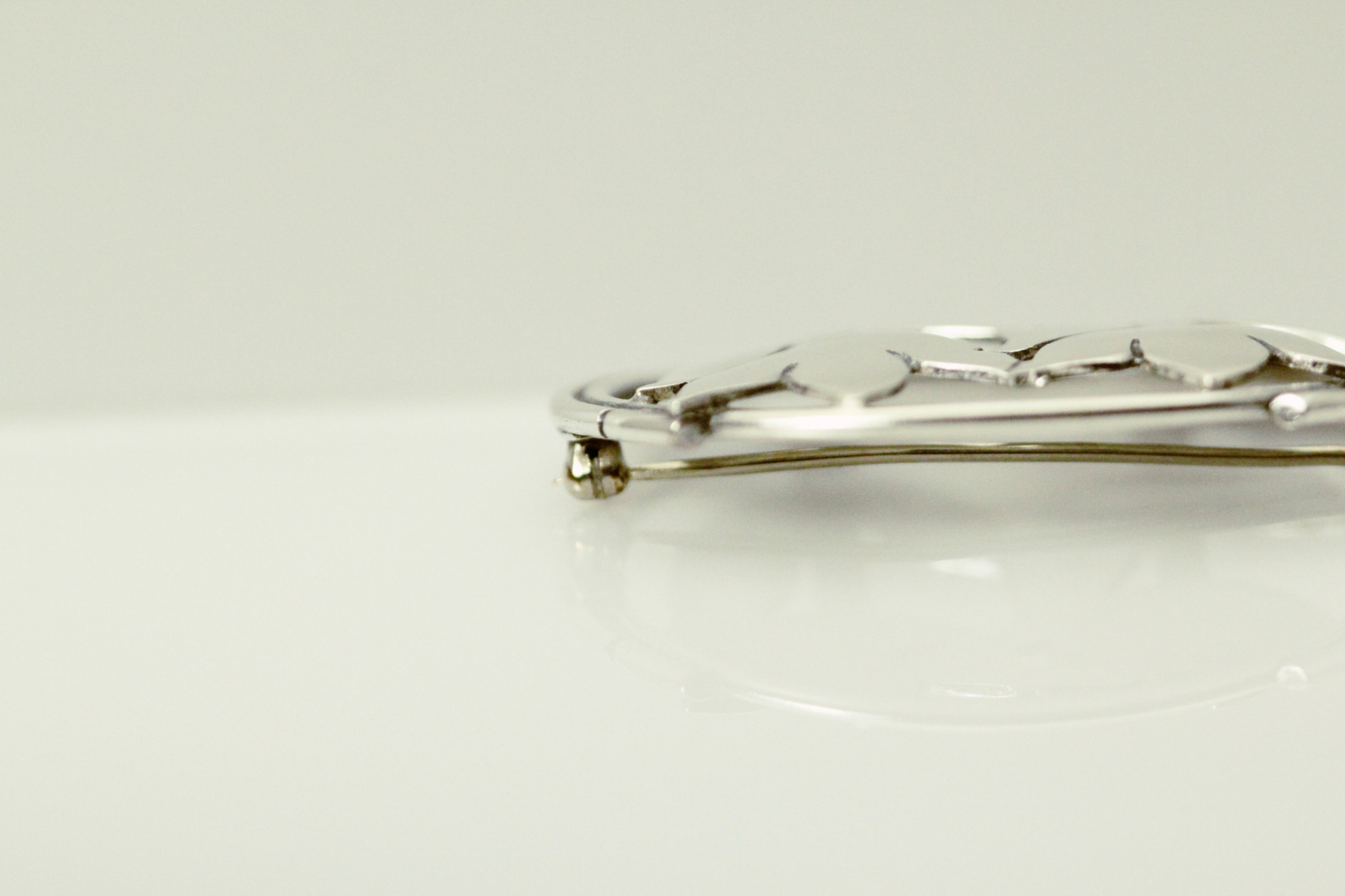 925 Sterling Silver Vintage Oval Floral Brooch Signed NT 9.1 Grams (PEN9766)
