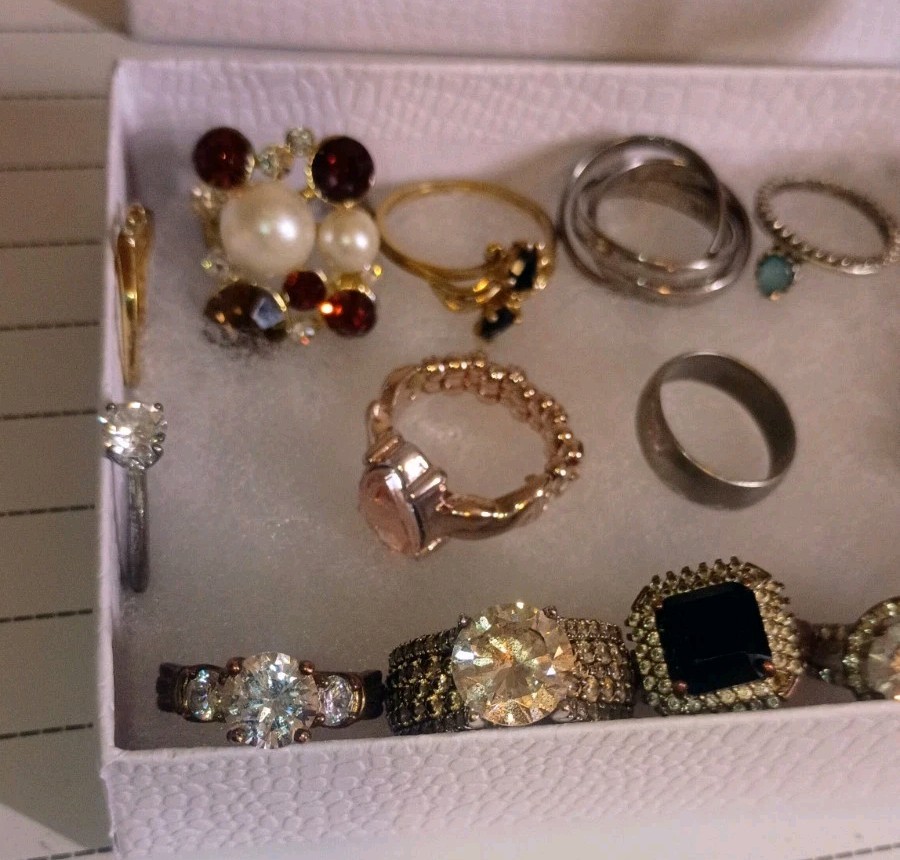 Lot of 19 Vintage To modern costume jewelry rings, mixed materials