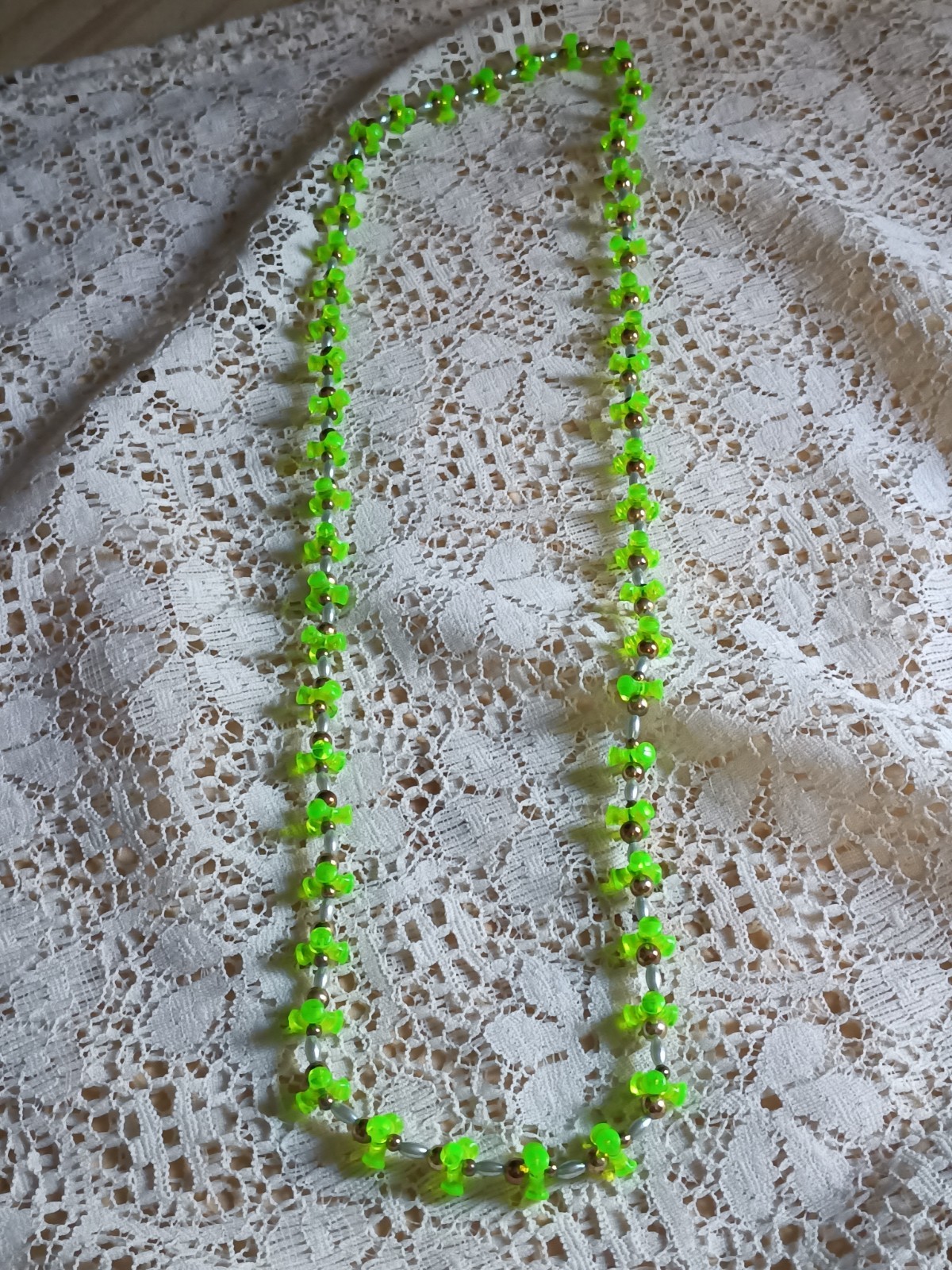 vintage Green Silver Bow-Shaped Beaded Necklace Plastic Metal 16in No Stone