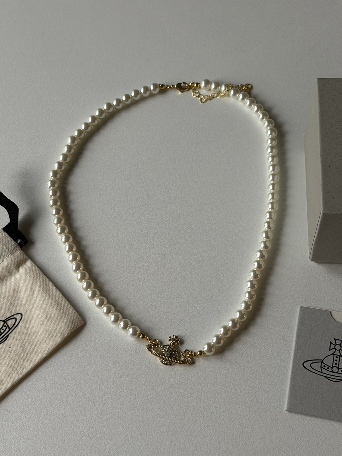 VW Mini Bas Relief Pearl Choker – Gold
