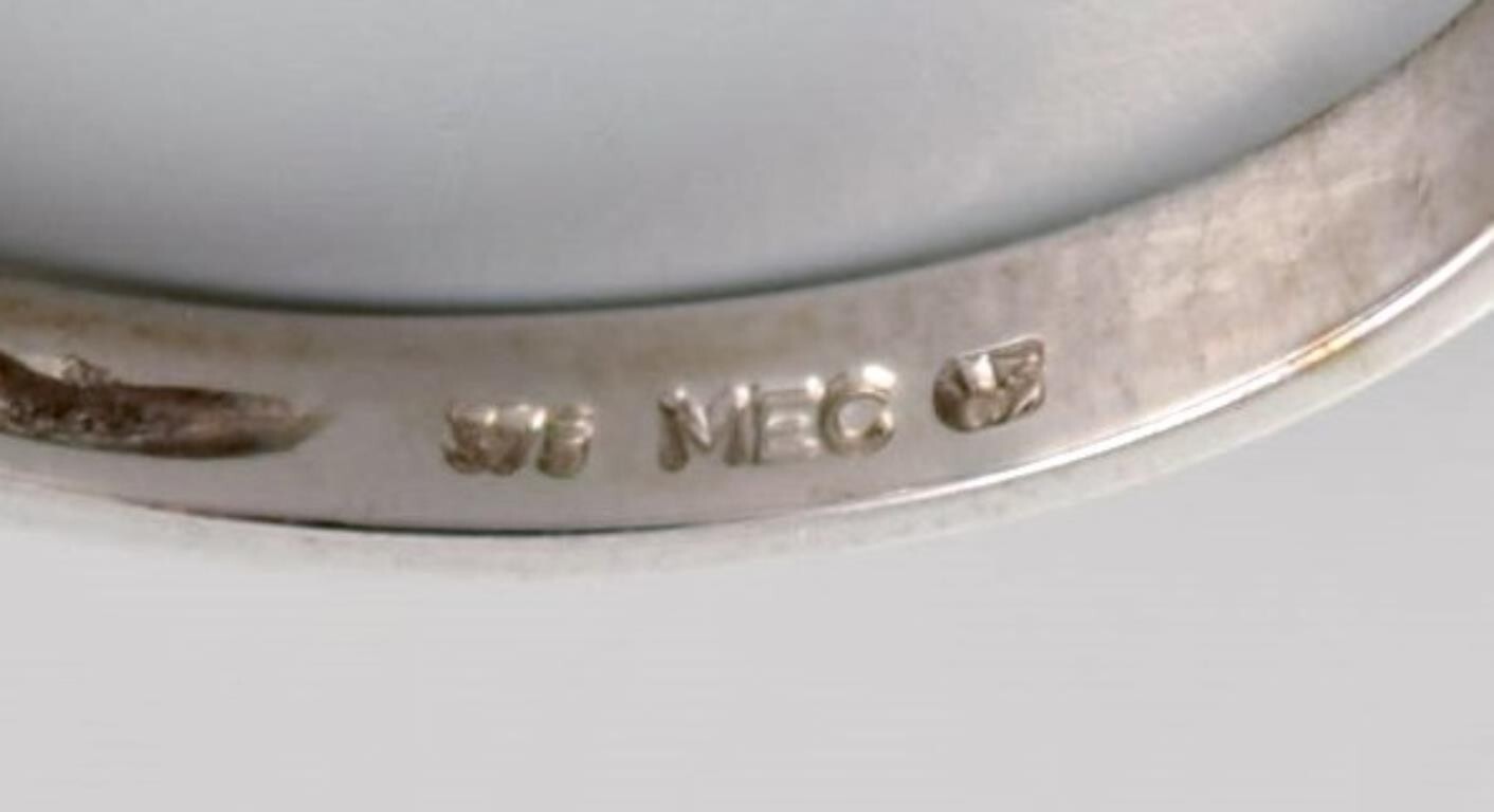 Ring in 9 carat white gold adorned with cubic zirconia. 21st Century.