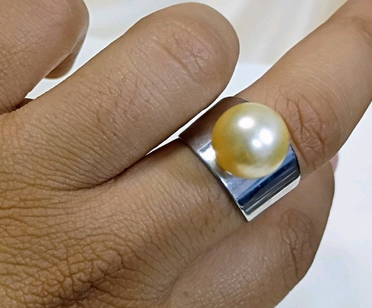 Adjustable Silver Tone Metal Band Ring Size 8 Round Cream Faux Pearl