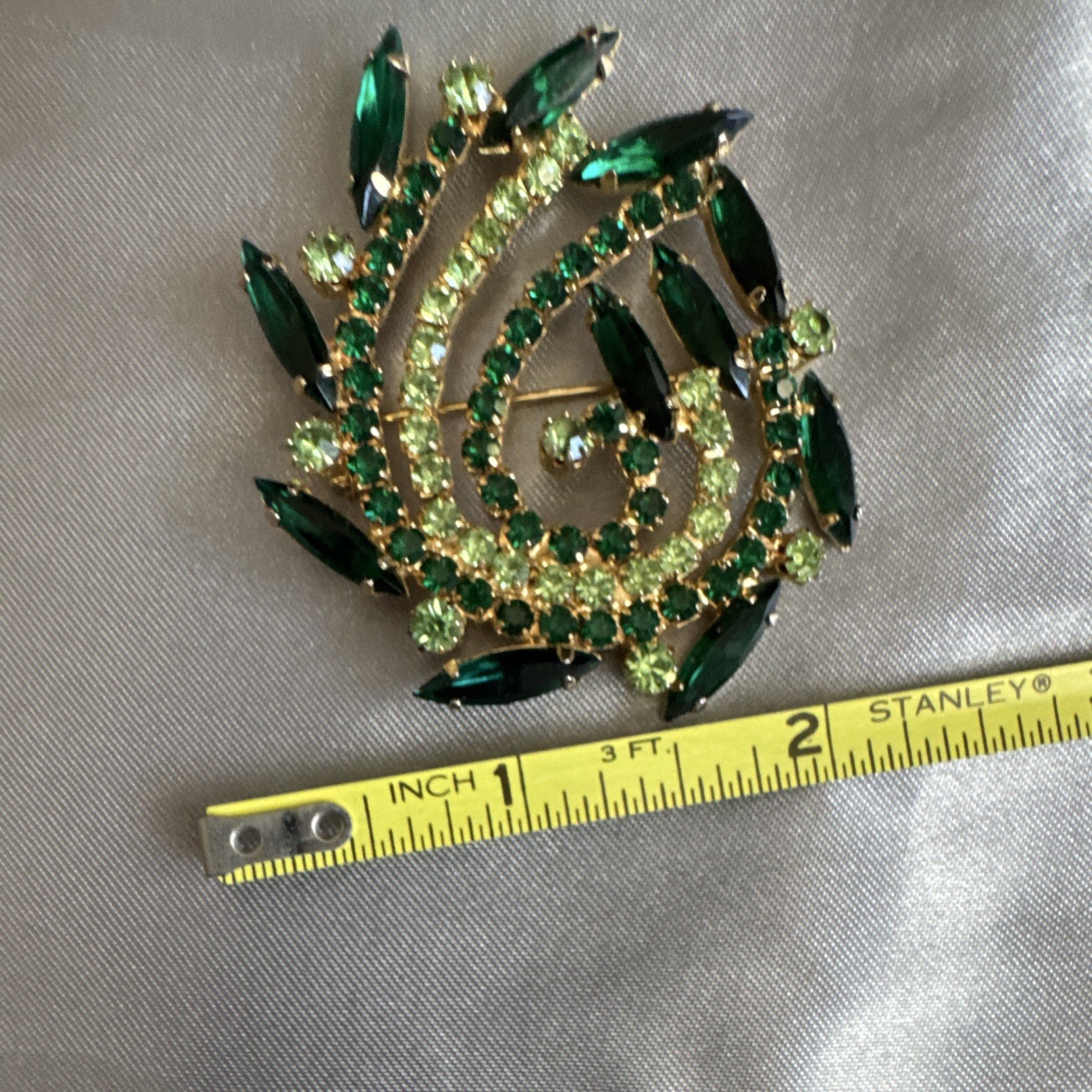 Green Rhinestone Swirl Brooch Pin Gold Tone Metal 2″ Marquise Prong Set