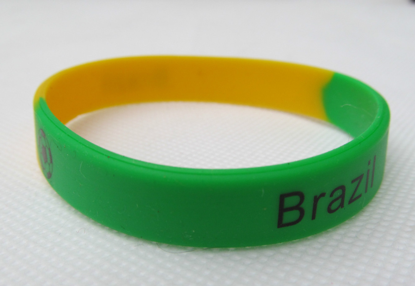 2x Adults England Football Team World Cup Supporters Silicone Rubber Wrist Bands