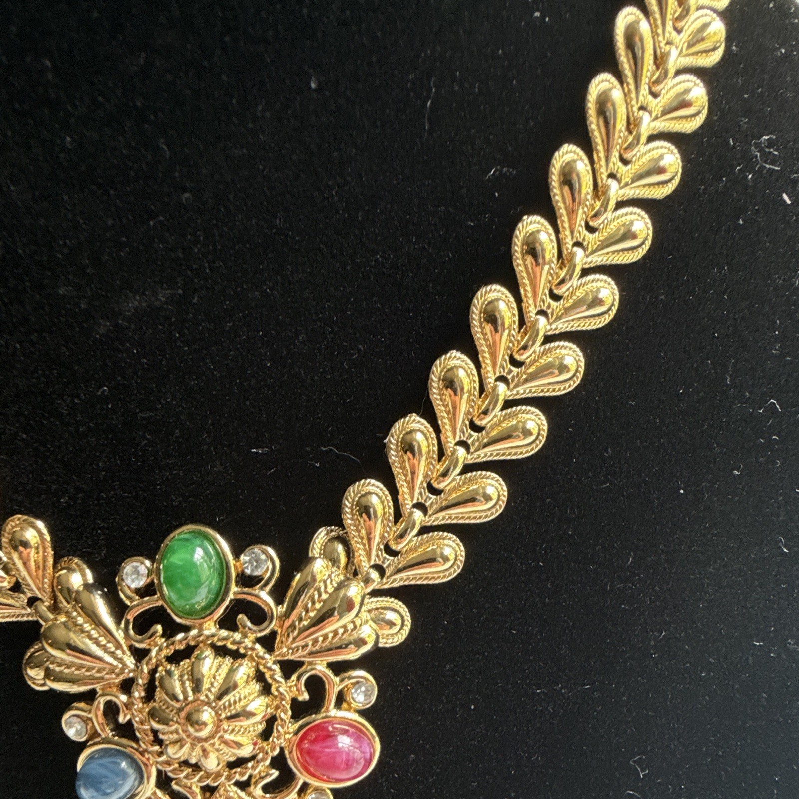 Vintage Trifari TM Signed Moghul Multicolor Cabochon Gold Tone Necklace
