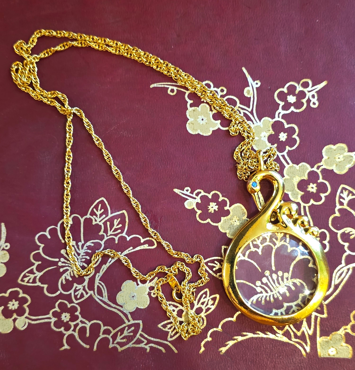 Avon Gold Tone Rope Chain Necklace Round Clear Glass Magnifier Swan Pendant