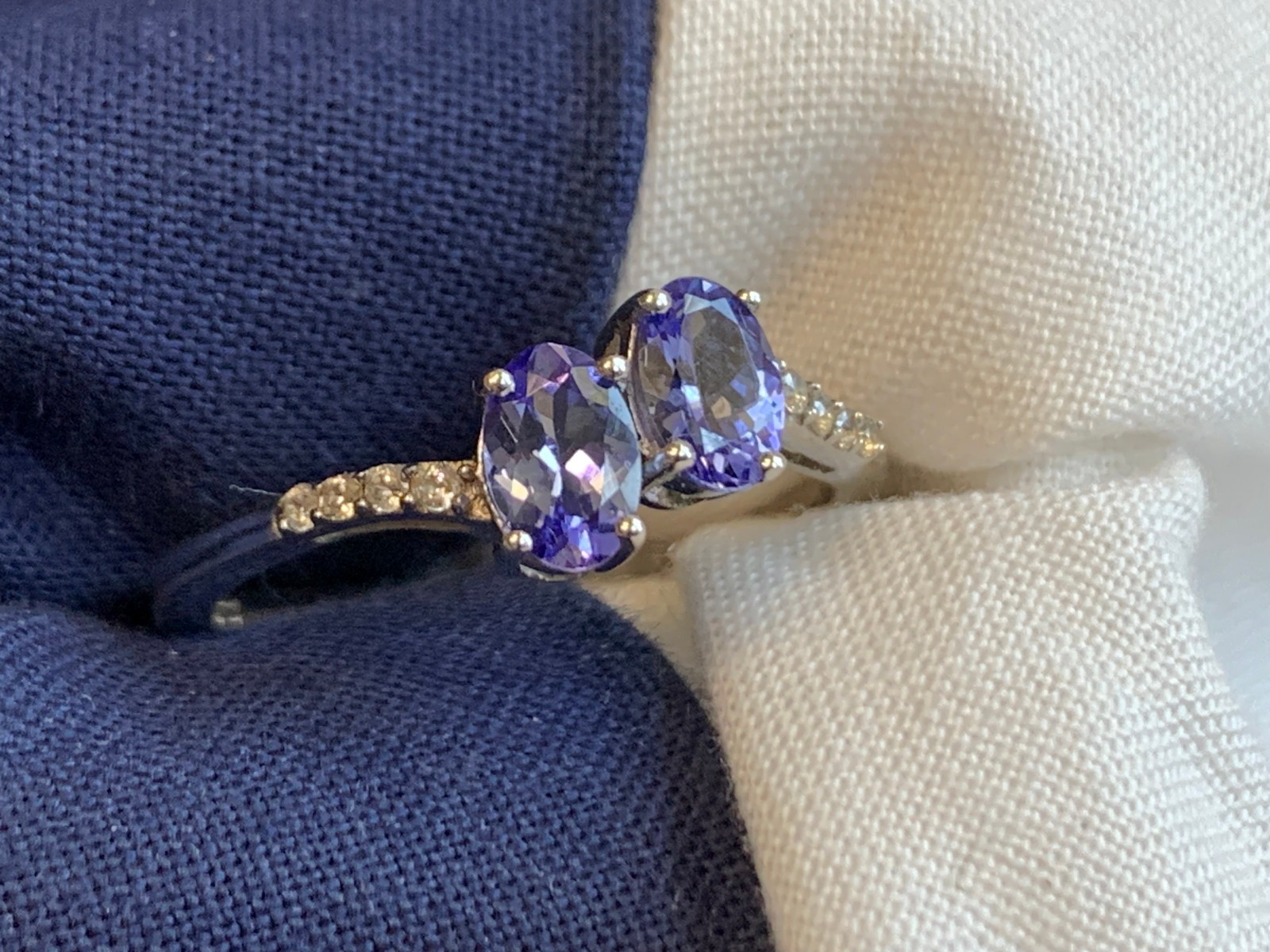 Sterling Silver Ring 2.18g Fine Jewelry Size 8 Band Tanzanite Look Stones *READ*