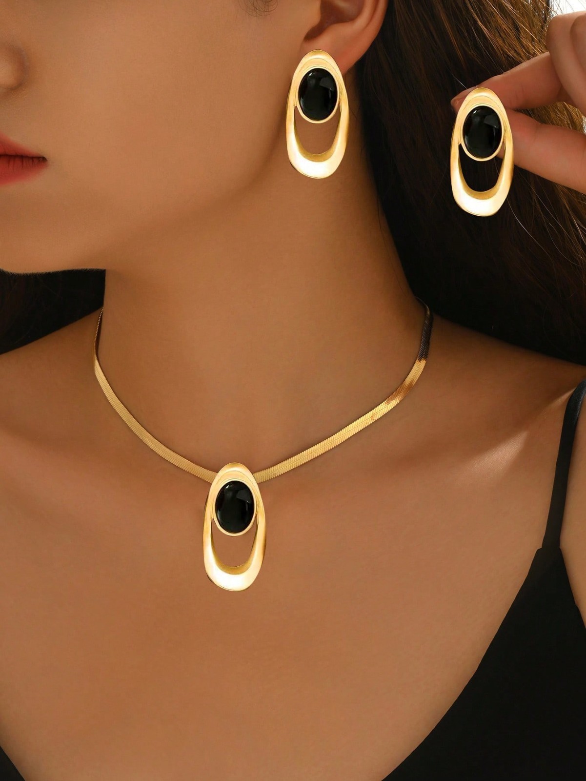 Elegant Gold Tone Necklace with pendant and matching Earrings whit black Stone