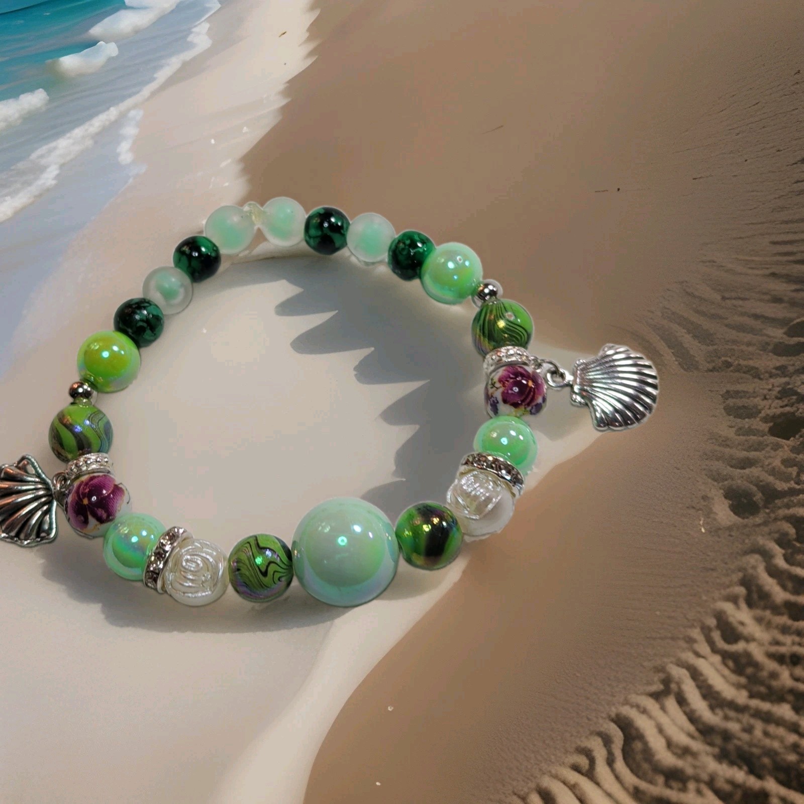 Green Round Bead Stretch Charm Bracelet w/ Silver Tone Shell Dangle Charm