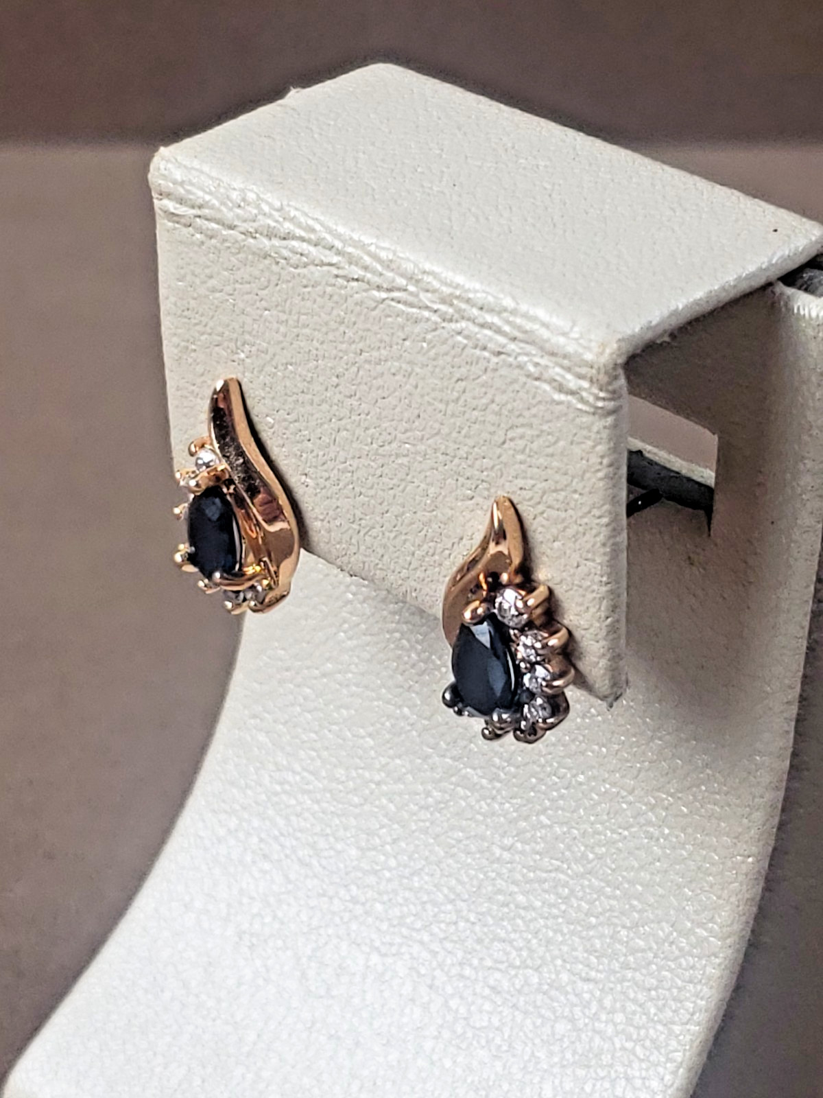 CHARMING GOLD TONE STERLING SILVER SPINEL & CZ TEARDROP STUD EARRINGS