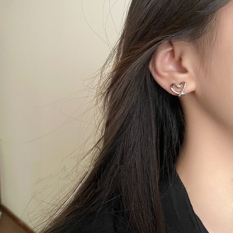 Women’s Fashionable Heart-shaped Ear Studs Simple Silvery Earrings Copper