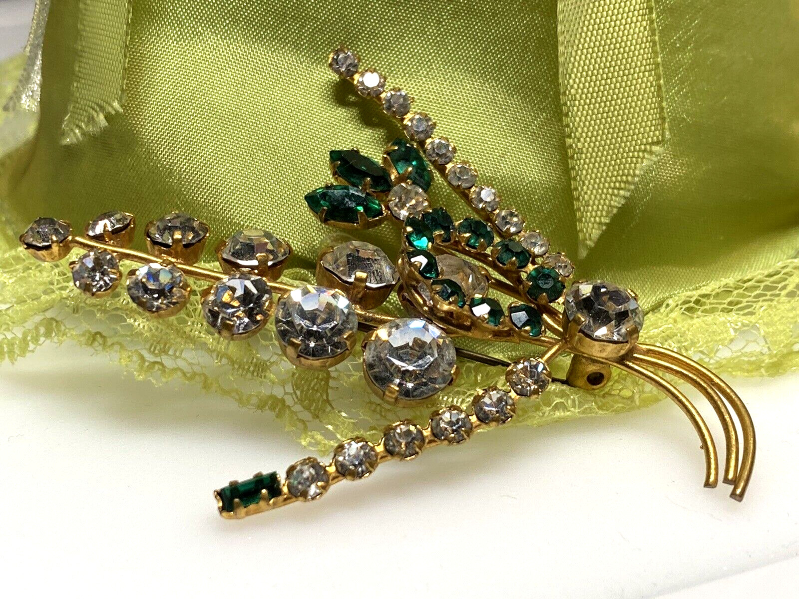 Vintage Brooch Flower Rhinestones Gem Spray Gold Metal 10.30g 1950′ zz