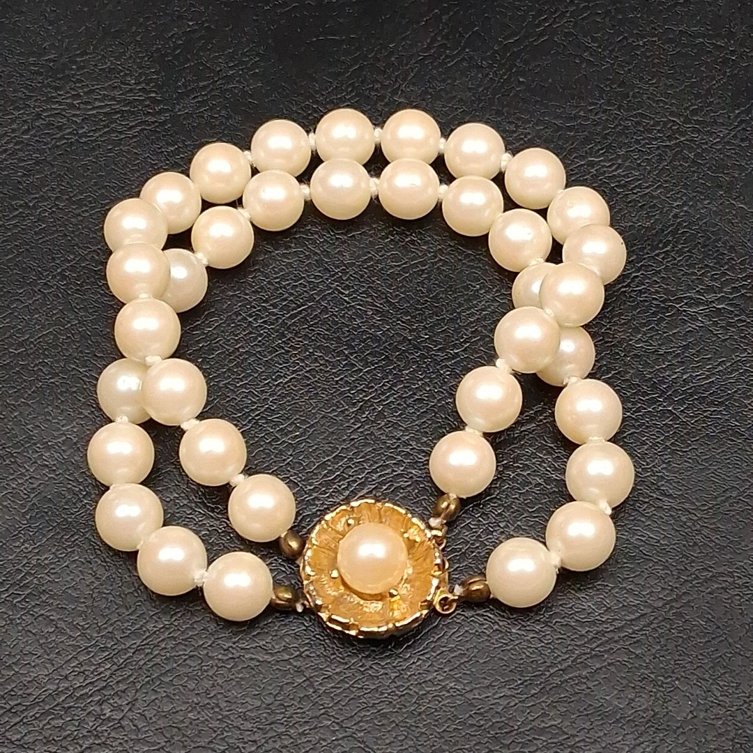 Vintage Double Strand Faux Pearl Bracelet Whit Flower Box Clasp. 17.909