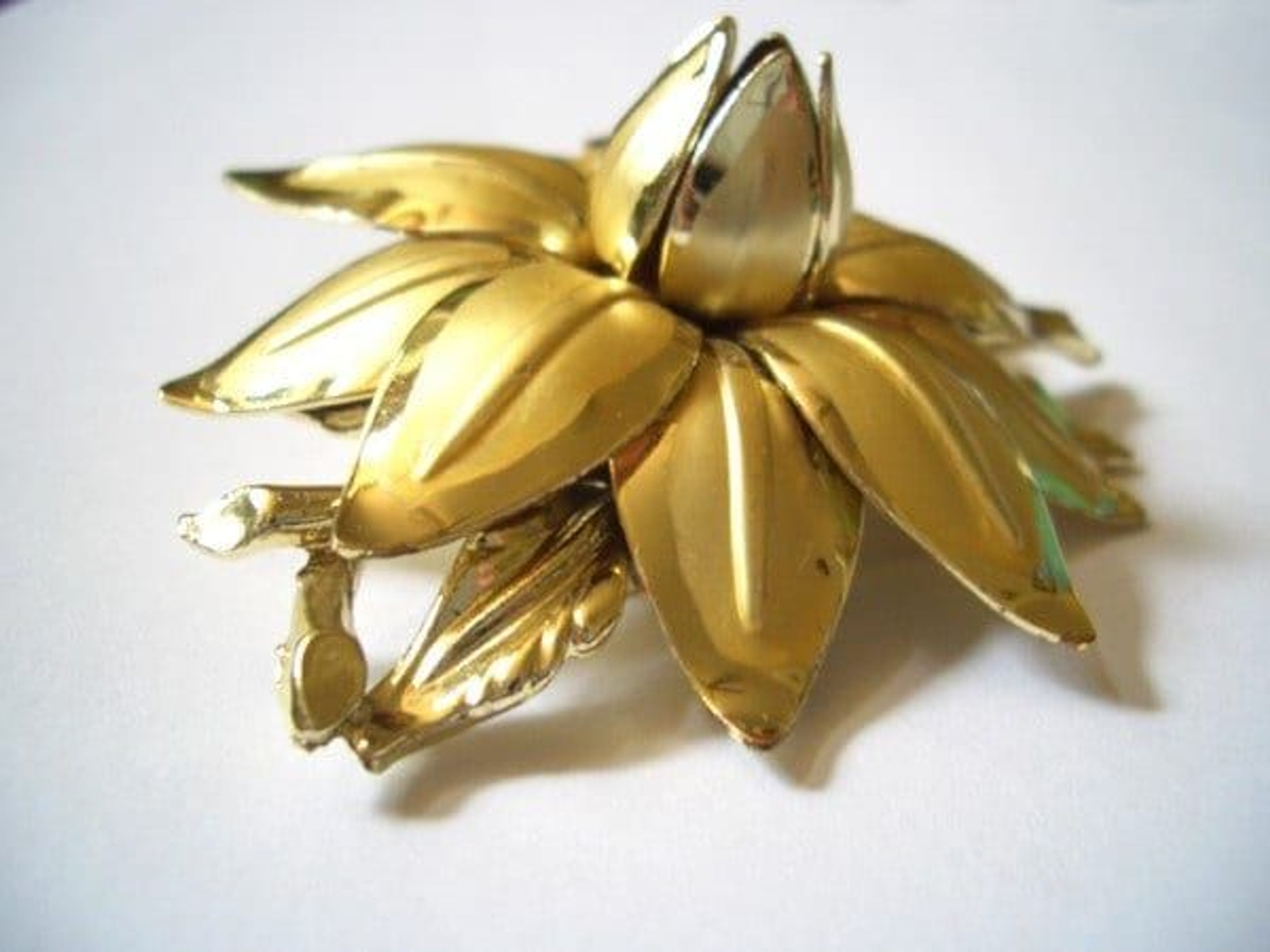 Vintage 3D Brooch Big Flower shiny and matte gold tone groovy madmen grandmacore