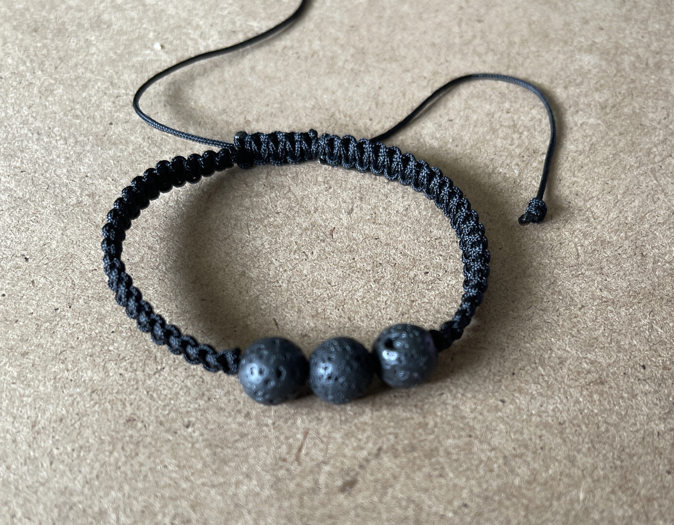 Pulsera Negra de Lava Obsidia Negra para la proteccion general de la vida