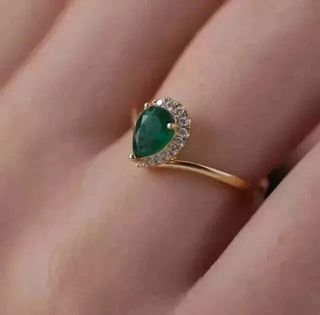 1.30Ct Pear Cut Simulated Green Emerald Curved Fancy Ring 14K Yellow Gold Plated