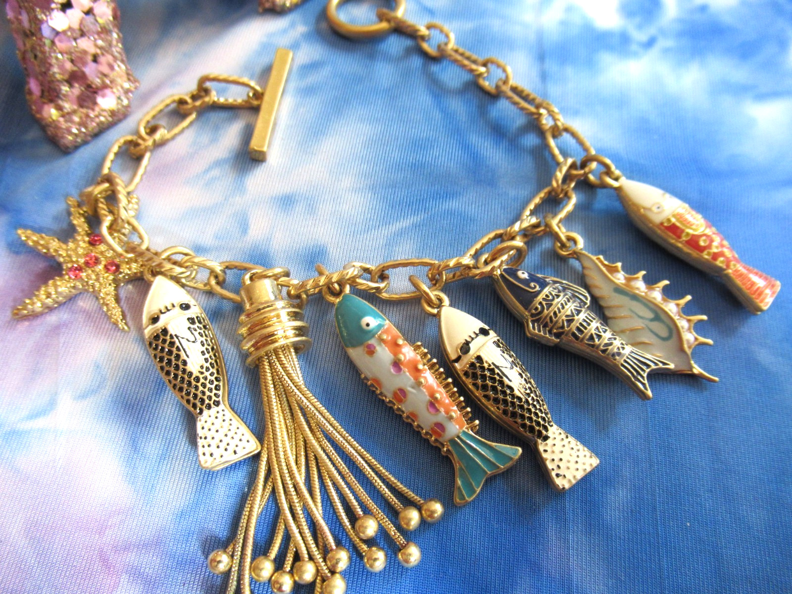 Stunning FISH TROUT Jewel Matte Gold Tone Pink Crystal Dangle Charm Bracelet NEW