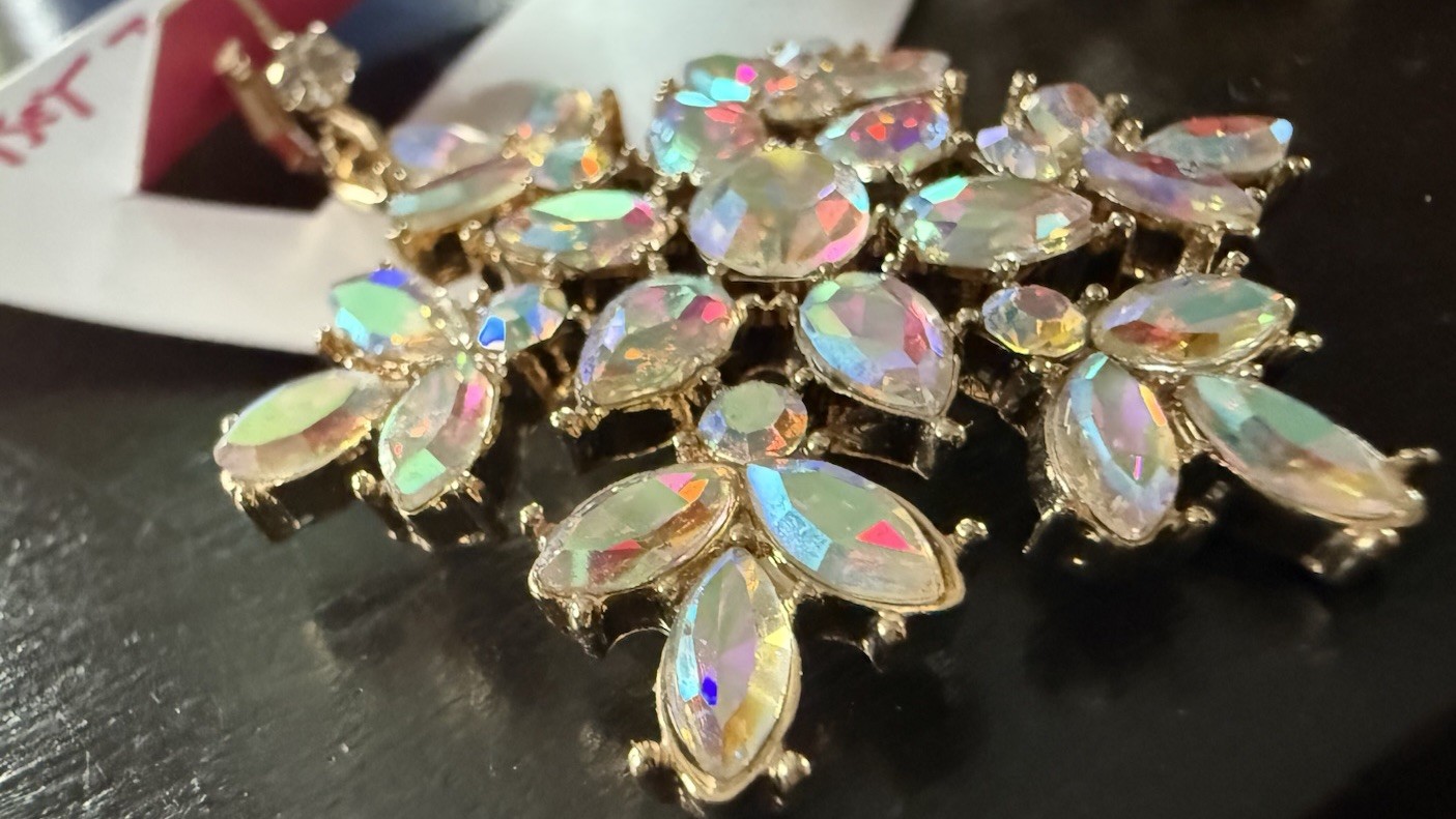 NWT Betsey Johnson Aurora Borealis Snowflake Earrings Iridescent Dangle Jewels