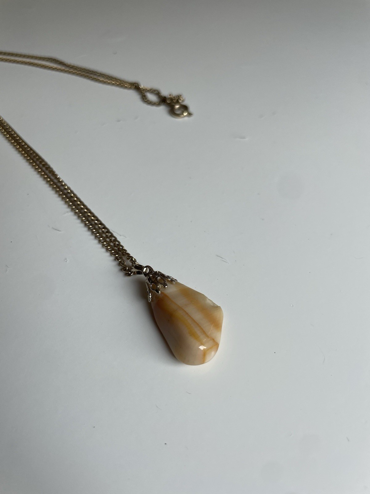 Gold Tone Snake Chain Necklace Lobster Clasp Teardrop Beige Shell Stone Charm
