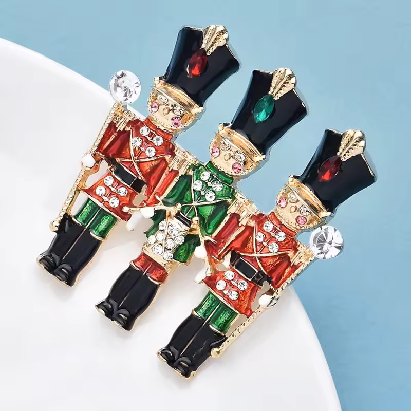 Royal Guard Enamel Brooch Soldier Lapel Pin Metal Badge Hat Jewelry Gift