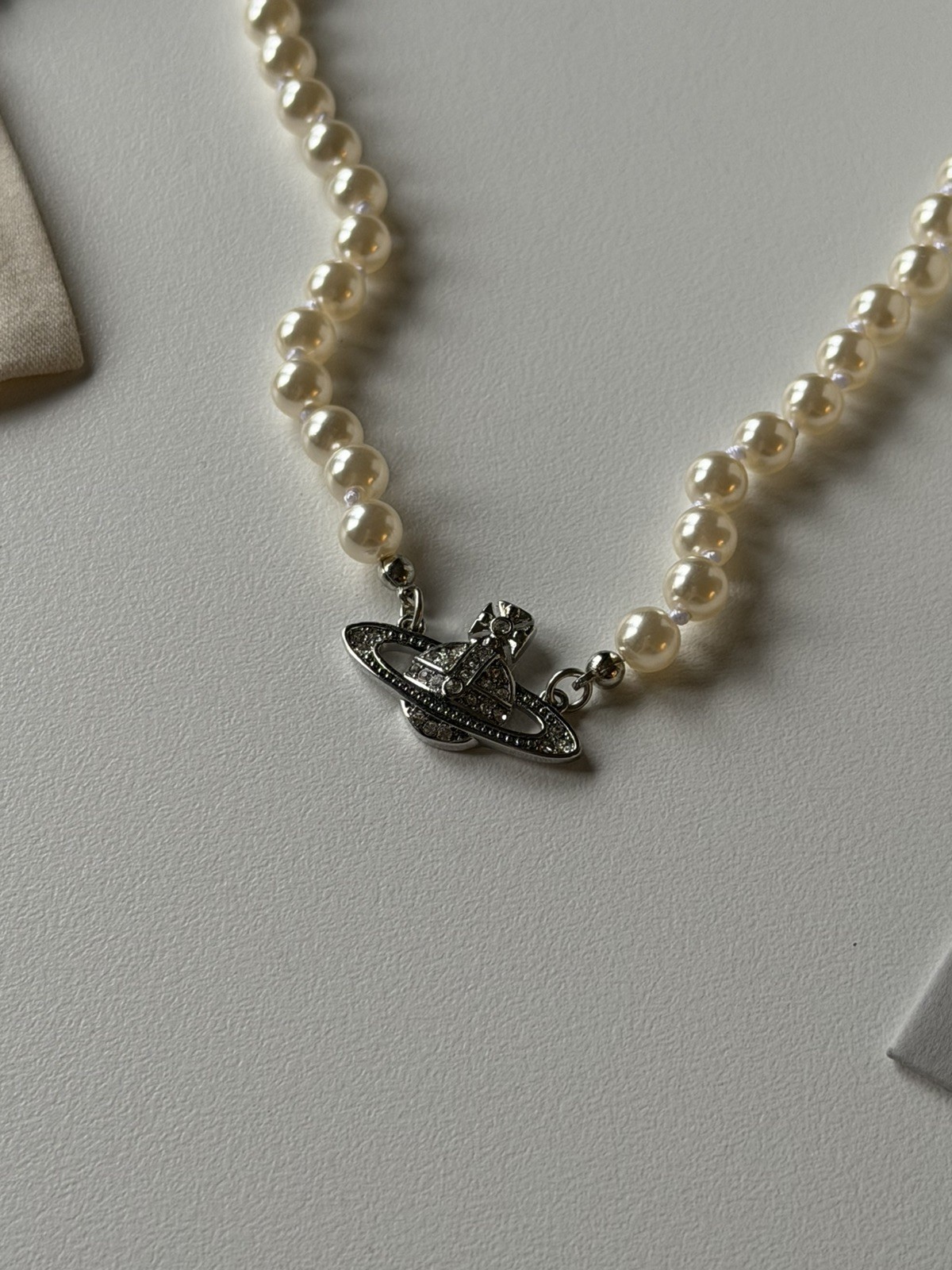 VW Mini Bas Relief Pearl Choker – Silver