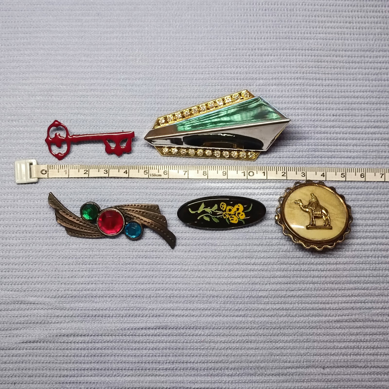 Super price! Set of 10 Brooches – Vintage