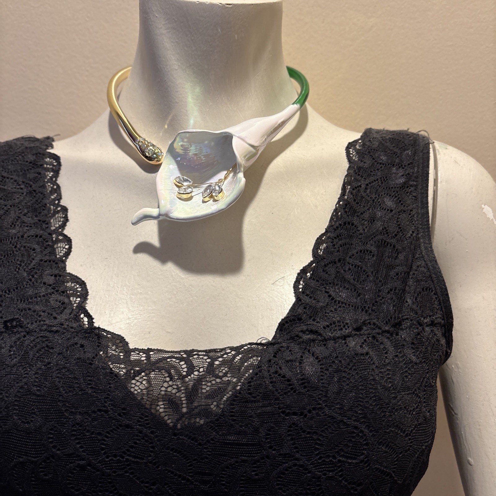 NWT BETSEY JOHNSON Calla Lily Collar Necklace Floral Design Crystals MSRP $128