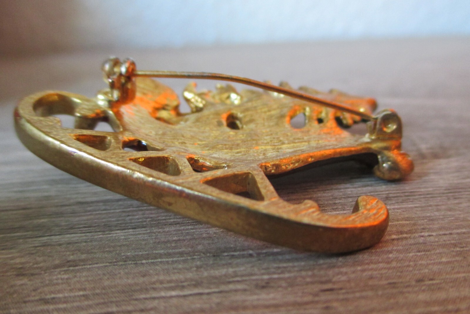 VINTAGE CHRISTMAS PIN BROOCH * SANTA’S SLEIGH WITH ELF * NO STAMP * RHINESTONES