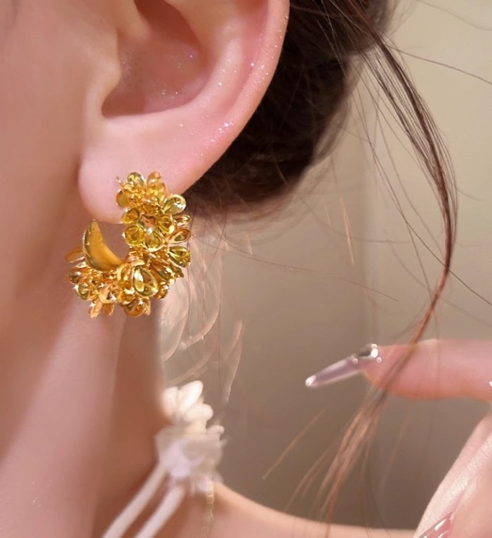 Irregular Metal Fragment Stacked Leaf Design Gold-plated C-shaped Stud Earrings