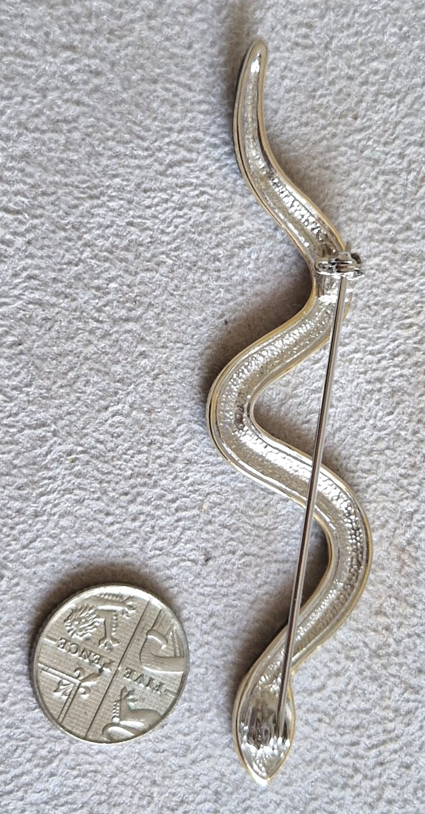 🐍 Vintage Silver Tone Snake Brooch – Black Enamel & Clear Rhinestones Wavy