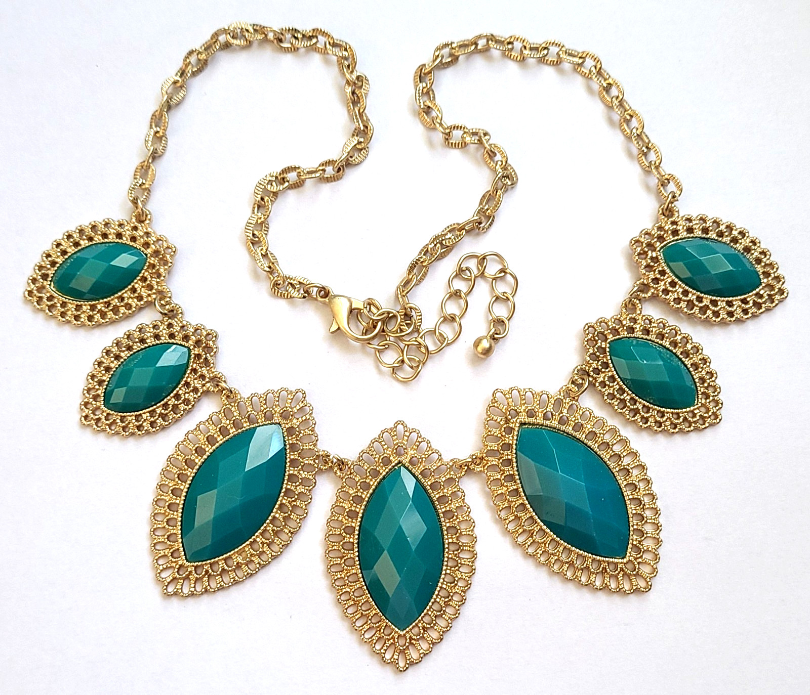 STUNNING GOLD TONE GREEN TURQUOISE COLOR FACETED LUCITE FLORAL NECKLACE