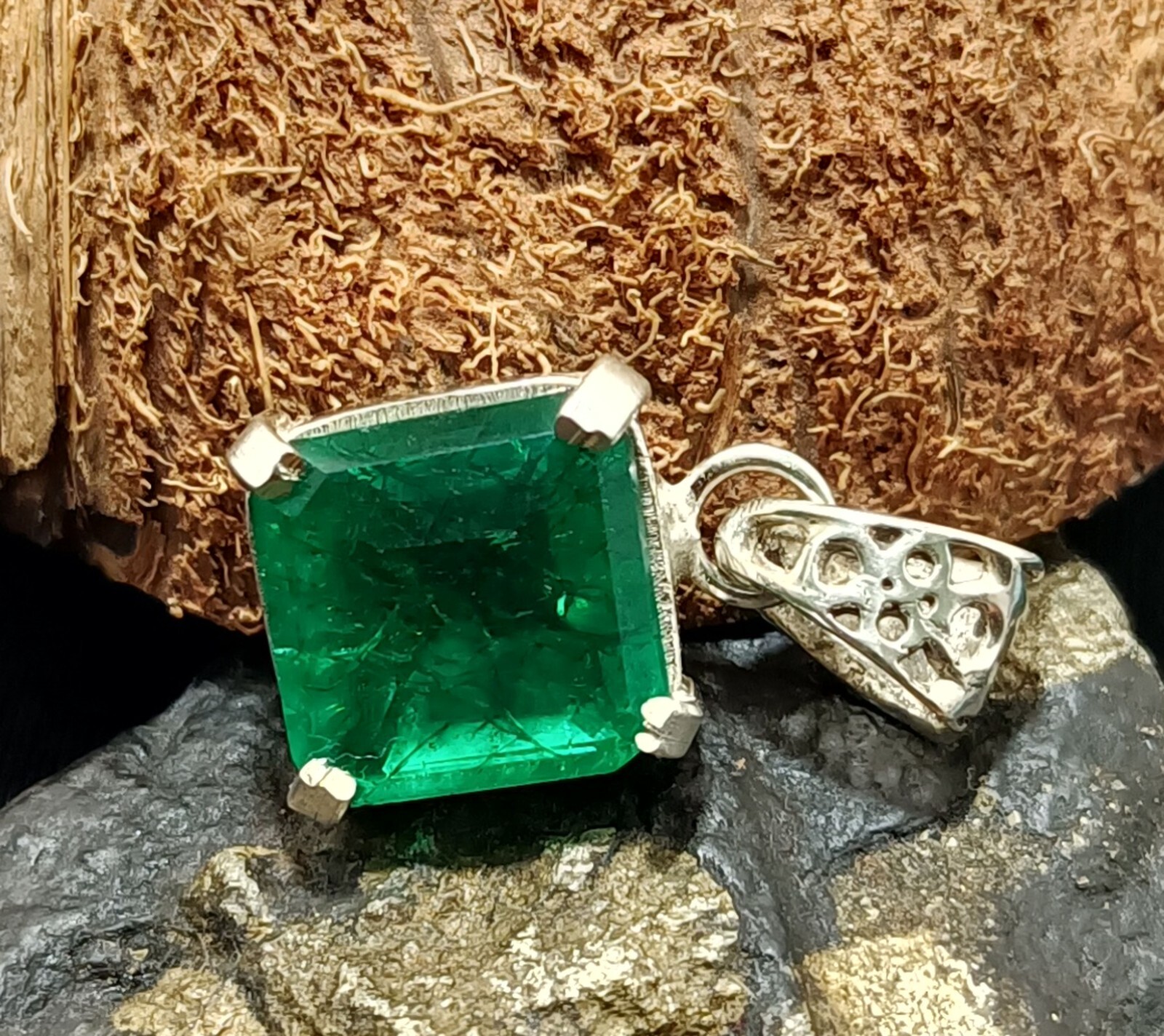 Certified 23.65Ct Stunning Emerald 925 Solid Silver Asscher Cut Pendant Gemstone